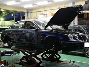 リフト／タイヤチェンジャーなど 国産車輸入車問わず、整備いたします。 お車でお困りのことはスタッフまでお気軽にどうぞ。