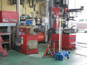 リフト／タイヤチェンジャーなど 国産車輸入車問わず、整備いたします。 お車でお困りのことはスタッフまでお気軽にどうぞ。