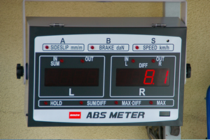 トリプルテスター 

サイドスリップ測定、ブレーキ測定、スピードメーター測定ができます。