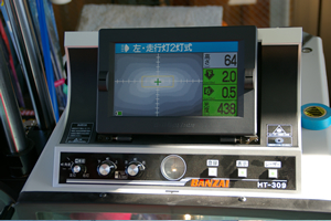 ヘッドライトテスタ（前照灯試験機）車両が夜間安全に走行できるように前照灯の明るさおよび照射方向を調整または測定する機器です。