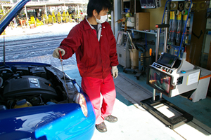 ヘッドライトテスタ（前照灯試験機）車両が夜間安全に走行できるように前照灯の明るさおよび照射方向を調整または測定する機器です。